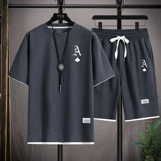This men's set is a high-quality, fashionable and casual sportswear from Waffger, featuring a short-sleeved T-shirt and outdoor
