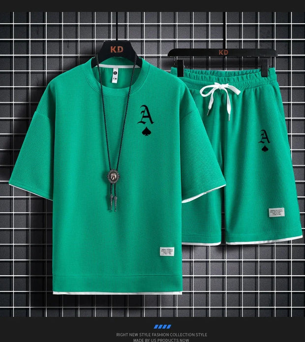 This men's set is a high-quality, fashionable and casual sportswear from Waffger, featuring a short-sleeved T-shirt and outdoor