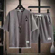 This men's set is a high-quality, fashionable and casual sportswear from Waffger, featuring a short-sleeved T-shirt and outdoor