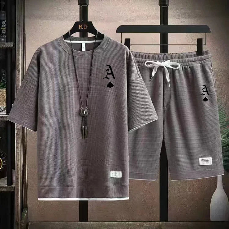 This men's set is a high-quality, fashionable and casual sportswear from Waffger, featuring a short-sleeved T-shirt and outdoor