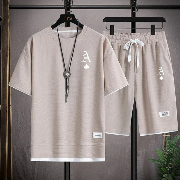 This men's set is a high-quality, fashionable and casual sportswear from Waffger, featuring a short-sleeved T-shirt and outdoor
