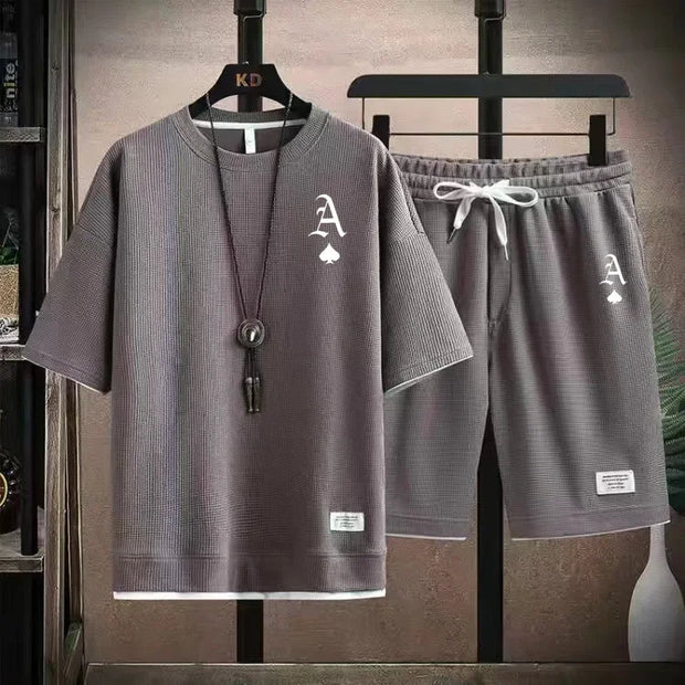 This men's set is a high-quality, fashionable and casual sportswear from Waffger, featuring a short-sleeved T-shirt and outdoor
